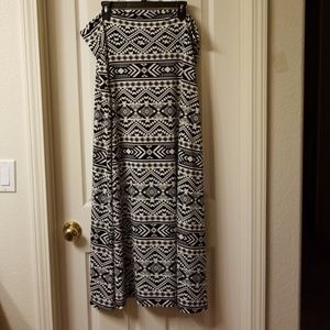 *NWT BLACK & WHITE DEX MAXI SKIRT